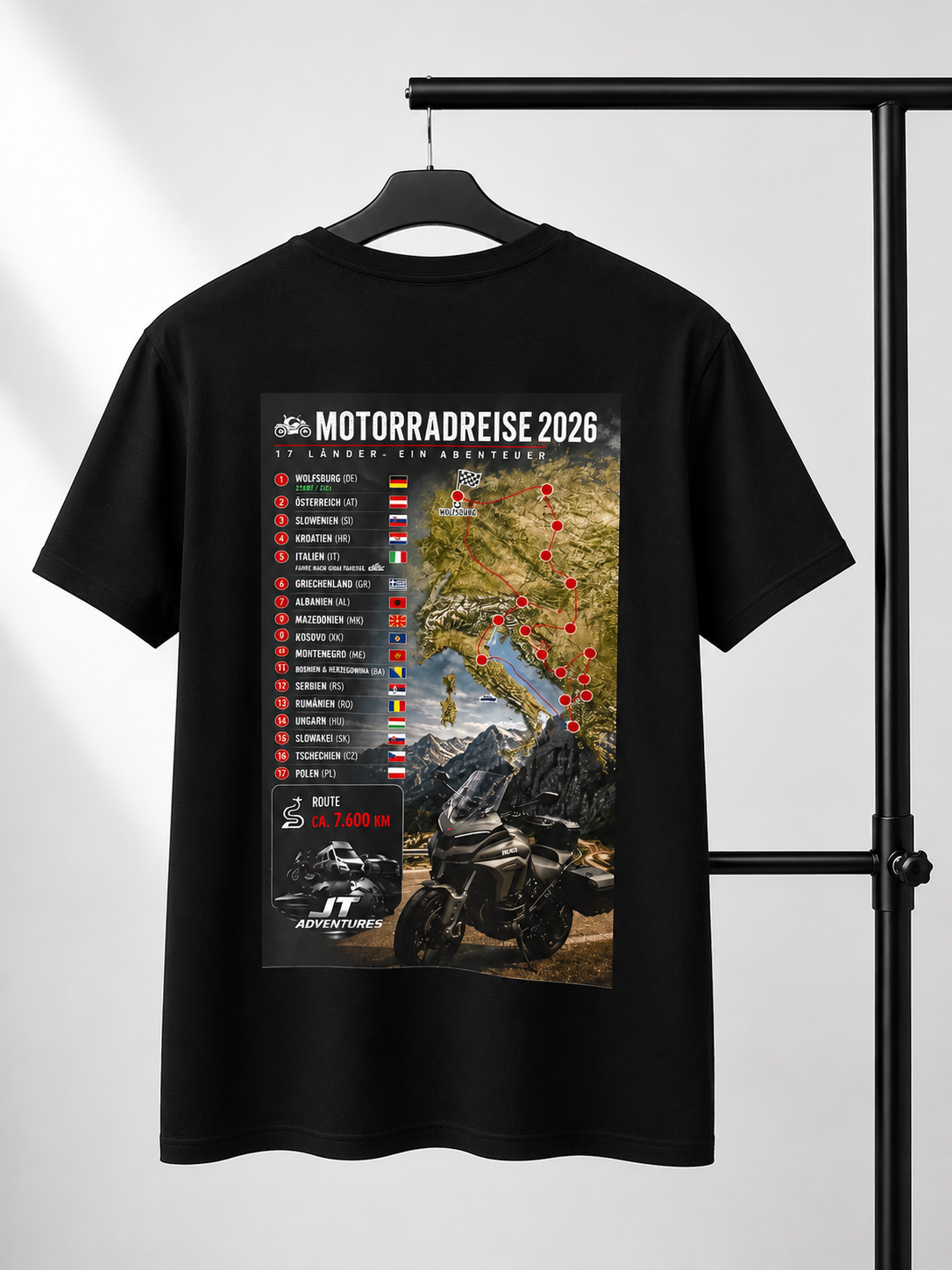 Schwarzes T-Shirt mit großem, detailreichem Motorradreise-Motiv als Beispieldruck