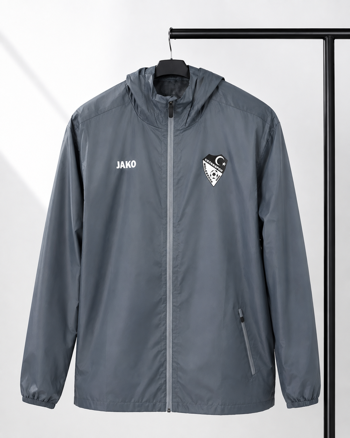 Graue Vereinsjacke mit Vereinswappen und Namensdruck als Beispieldruck